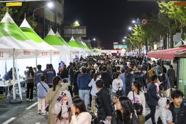 지난해 열린 시간여행축제에 많은 사람들이 몰려 북새통을 이뤘다./사진제공=군산시