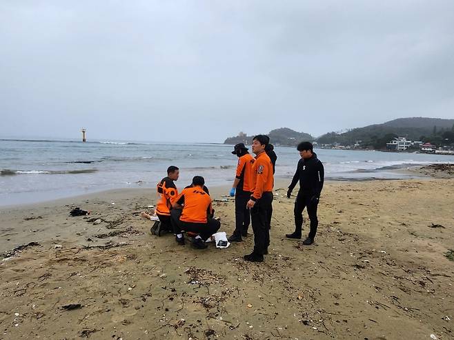 포항시 남구 동해면 도구해수욕장에서 구조대원들이 70대 여성에게 응급처치를 하고 있다. /포항남부소방서 제공