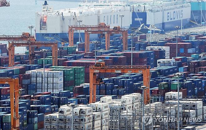 경기도 평택항에 쌓여있는 컨테이너 박스들. /연합뉴스