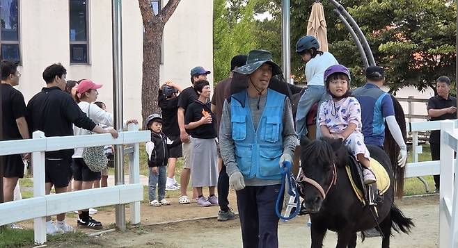 ▲ 아이들이 8일 말문화체험관에서 조랑말을 타며 즐거워하고 있다. 권오석 기자