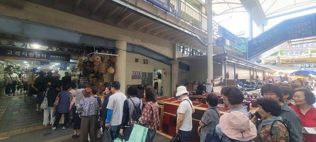 온누리상품권 환급행사 첫날인 1일 오후 3시께 서문시장을 찾은 시민들이 환급을 받기 위해 환급부스 앞에 줄을 서 있다. 권영진 기자