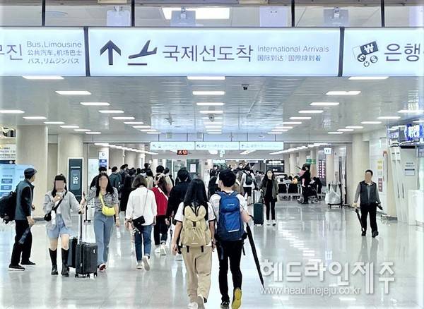 제주도를 방문하는 여행객 중 외국인 MZ세대가 제주관광의 새로운 핵심층으로 자리잡고 있는 것으로 나타났다. 사진은 제주국제공항 국제선 청사 전경.