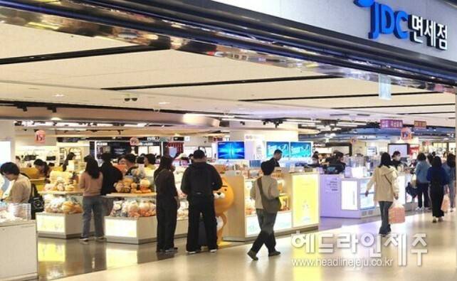 제주도를 방문하는 여행객 중 외국인 MZ세대가 제주관광의 새로운 핵심층으로 자리잡고 있는 것으로 나타났다. 사진은 제주국제공항 JDC 면세점 전경.