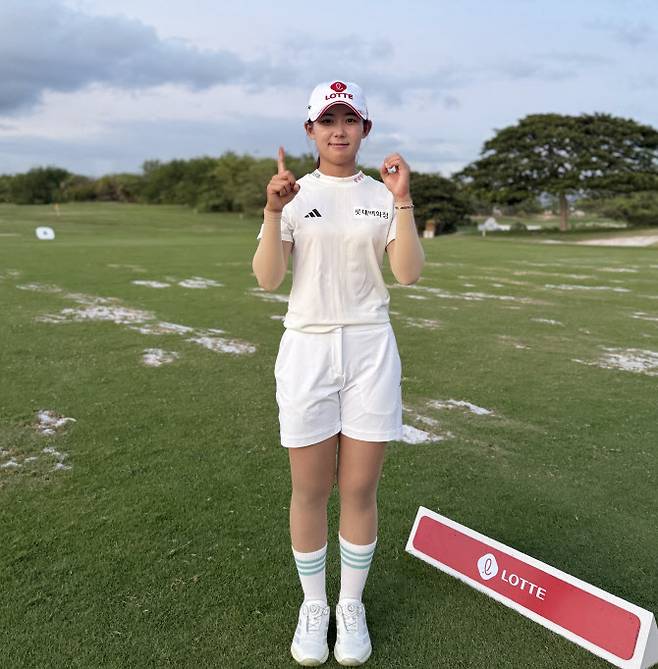 LPGA 투어 롯데 챔피언십 2라운드에서 10언더파를 치고 ‘라베’를 기록한 뒤 기념 촬영을 한 황유민.(사진=와우매니지먼트그룹 제공)
