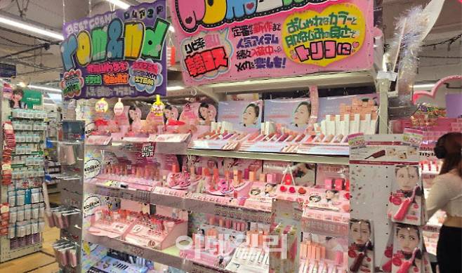 3일 일본 도쿄 메가돈키호테 시부야점 3층에 있는 롬앤 매대(사진=김지우 기자)
