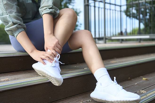 러닝 중에는 발과 발목이 다칠 수 있기 때문에 운동 전, 후 스트레칭을 꼼꼼하게 해야 한다. 사진=게티이미지뱅크