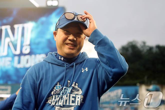 7일 오후 대구 삼성라이온즈파크에서 열린 프로야구 2025 신한 SOL뱅크 KBO 와일드카드 결정전 2차전, 삼성 라이온즈와 NC 다이노스의 경기에서 3대 0 승리를 거두며 준플레이오프 진출을 확정지은 삼성 박진만 감독이 인사하고 있다. 2025.10.7/뉴스1 ⓒ News1 공정식 기자