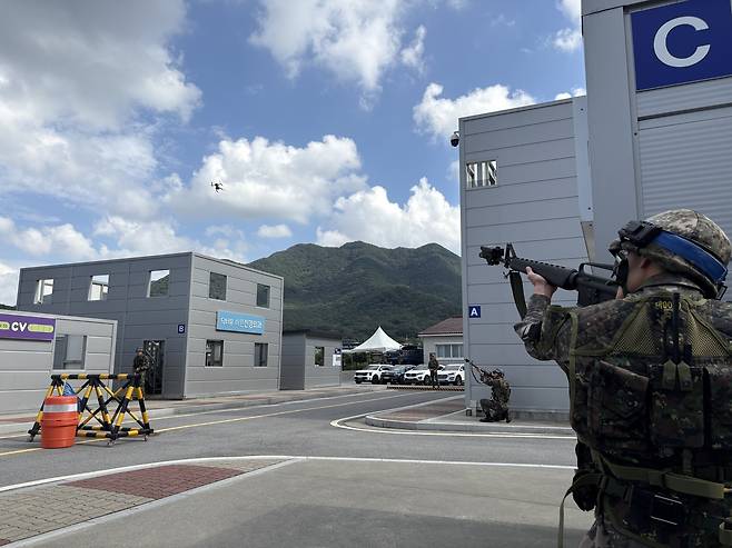 예비군이 시가지 전투환경 속에서 드론 위협 대응훈련을 실시하며, 현대전 양상에 부합한 실전적 전투기술을 숙달하고 있다.(육군 2작전사 제공)