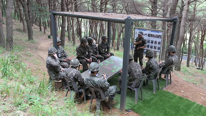 전술훈련을 마친 예비군들이 교관과 함께 훈련 과정을 되짚으며 개선점을 공유하는 사후토의를 진행하고 있다.(육군 2작전사 제공)