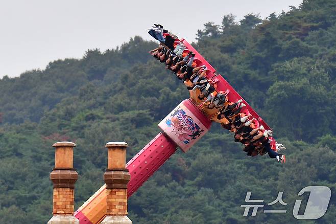 추석 연휴 대체공휴일인 8일 관광객들이 경북 경주시 보문단지 내 경주월드에서 놀이기구를 타며 연휴를 보내고 있다. 2025.10.8/뉴스1 ⓒ News1 최창호 기자