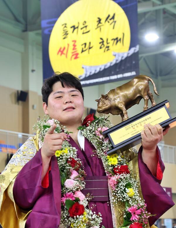 울산광역시 울주군 울주종합체육센터에서 열린 '위더스제약 2025 울주추석장사씨름대회' 백두장사(140kg이하)에 등극한 김민재(영암군민속씨름단)가 황소트로피를 들고 기념사진을 찍고 있다. /사진=대한씨름협회