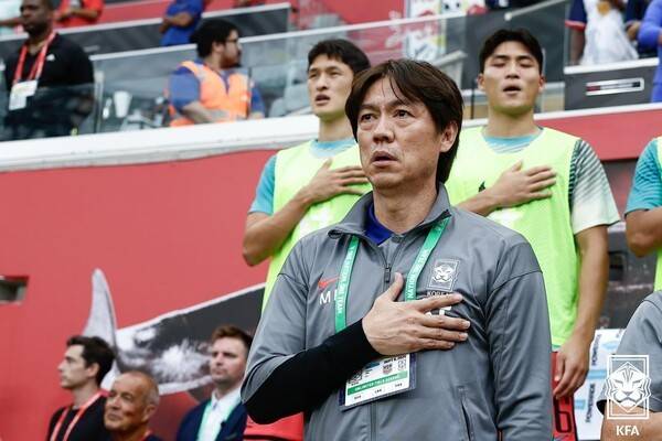 최근 스리백 기반의 3-4-3 포메이션을 구사하고 있는 국가대표팀 홍명보 감독. /사진=KFA