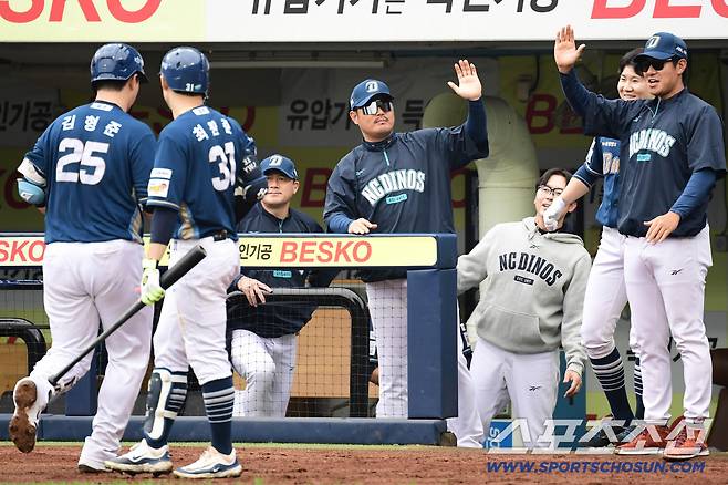 6일 대구 삼성라이온즈파크에서 열린 NC와 삼성의 와일드카드 1차전. 5회초 NC 김형준이 삼성 후라도를 상대로 솔로홈런을 날렸다. 동료들의 축하를 받고 있는 김형준. 대구=송정헌 기자songs@sportschosun.com/2025.10.06/