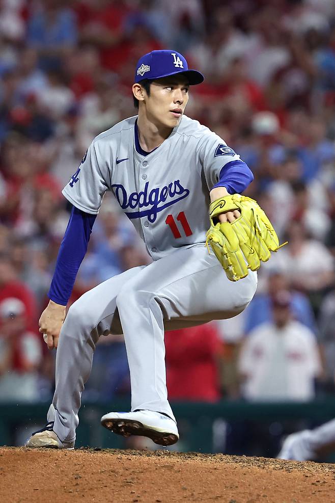 LA 다저스 사사키 로키가 지난 7일(한국시각) 시티즌스 뱅크파크에서 열린 필라델피아 필리스와의 디비전시리즈 2차전서 9회말 등판해 힘차게 공을 뿌리고 있다. AFP연합뉴스