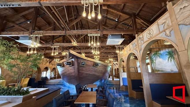 1952년 지어진 엽연초 창고를 새롭게 리모델링해 문화공간으로 재탄생 시킨 괴산 루마코브(LumaCove) 실내 전경. 부모와 아이들이 모두 즐길 수 있는 복합 문화공간으로 각광받고 있다. 김희윤 기자