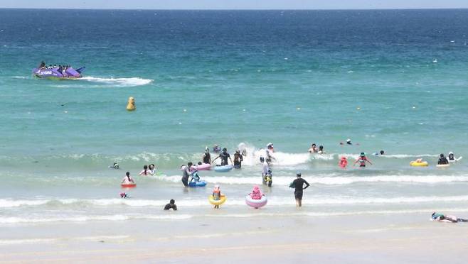 제주시 함덕해수욕장에서 피서객들이 물놀이하고 있다. 연합뉴스