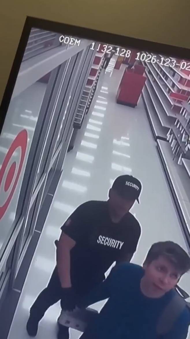 샘 올트먼 오픈AI 최고경영자(CEO)가 그래픽처리장치(GPU)를 훔치다가 보안요원에게 붙잡히는 영상. 오픈AI의 AI 비디오 앱 '소라'로 만들어진 영상이다. /소라