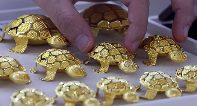 7일 서울 종로구 한국금거래소 종로본점에 진열된 금거북이 모습. /뉴스1