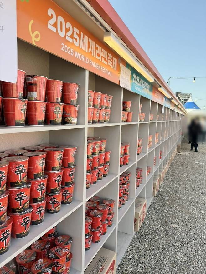 부산 기장군에서 지난 5월 열린 '2025 세계라면축제 '행사장에 신라면 컵라면이 진열돼 있다. 이 축제는 부실한 운영으로 조기 종료됐다. /인터넷 캡처