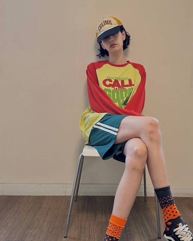 컬러 믹스 매치가 돋보이는 나나. 인스타그램 @jin_a_nana