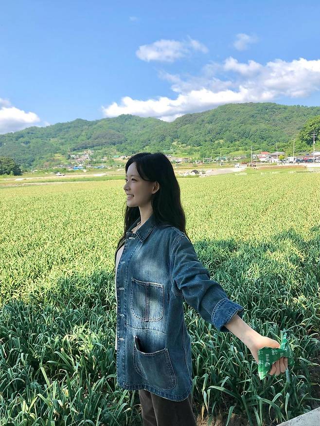 데님 셔츠 아우터 활용법. 인스타그램 @yoonjiiii