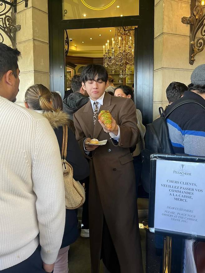 뷔 파리 맛집 (출처 : 인스타그램 @thv)