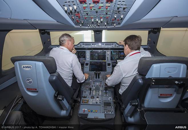 에어버스 A350 기종의 훈련 시뮬레이터를 점검하는 에어버스 관계자들. 이처럼 여객기 등 대형기는 2인 이상이 함께 조종하도록 되어 있습니다. 출처 에어버스