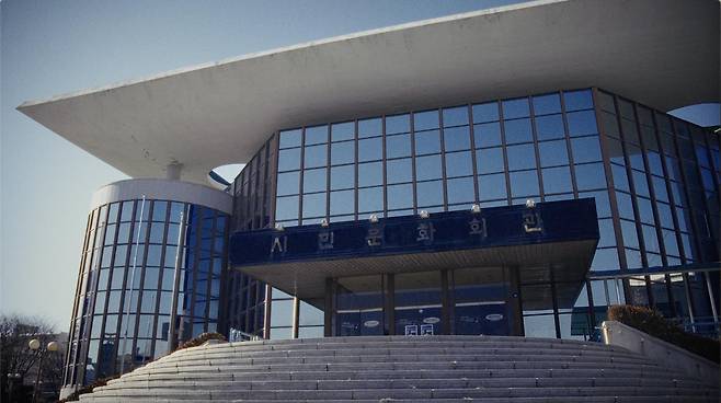 건축은 지역과 시대의 기억을 담고 있다. 건축가 김중업의 유작인 전북 군산시민문화회관. 2013년 폐관 뒤 방치되다가 2024년 복합문화공간으로 탈바꿈했다. 정동구 감독 제공