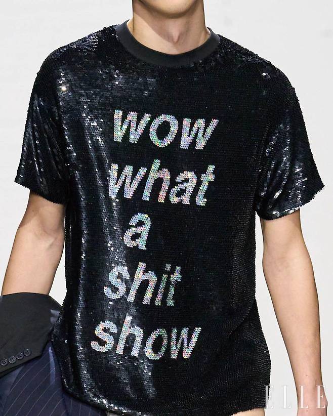 아쉬시의 슬로건 티셔츠.