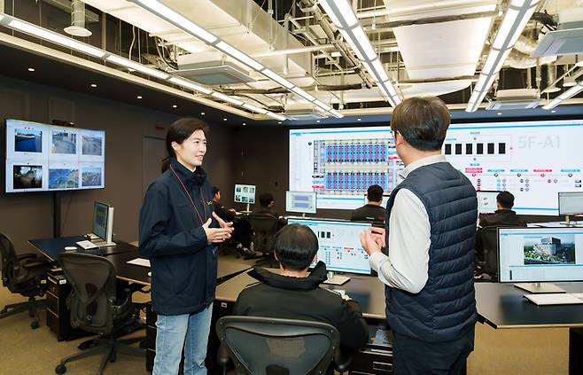 참고사잔. 정신아 카카오 대표가 지난해 말 경기 안산시 카카오 데이터센터 안산 종합상황실에서 데이터센터 설비 모니터링 현황을 보고받고 있다. 〈자료 카카오〉