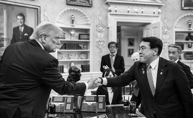 도널드 트럼프 미국 대통령이 백악관 집무실에서 지난 7월 23일(현지시간) 아카자와 료세이 일본 경제재생상과 양국 무역협상을 타결 후 악수를 하고 있다. 사진=뉴스1