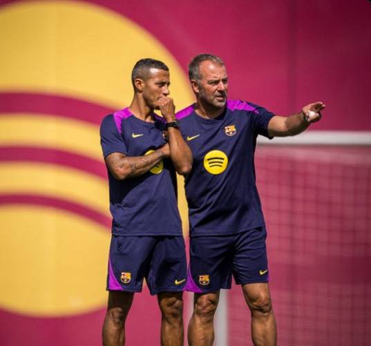 티아고 알칸타라 바르셀로나 코치(왼쪽)와 한지 플릭 감독. 바르셀로나 홈페이지 캡처