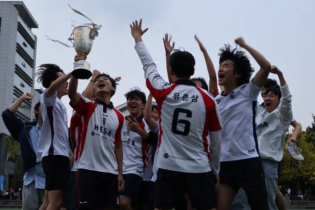 [사진 = HUFSPORTS] HESA 선수들이 1일 한국외대 대운동장에서 열린 2025 삼건물대회 결승전에서 우승을 차지한 뒤 트로피를 들어올리며 환호하고 있다.