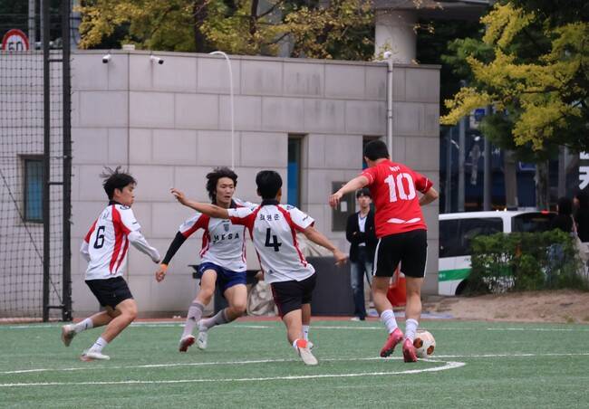 [사진 = HUFSPORTS]&nbsp;야생마 권민이 전반 19분 선제골로 연결한 슛을 차고 있다