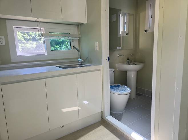 우리가 산 농막과 같은 모델의 주방 및 화장실. 초기에 찍어둔 사진이 없어서 업체에 부탁해 받았다. ㅎ 하우징 제공