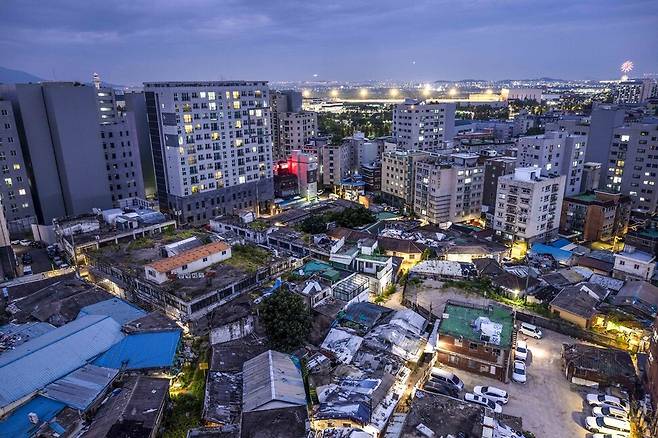 재개발이 진행 중인 서울 강서구 공항시장과 그 일대의 풍경.