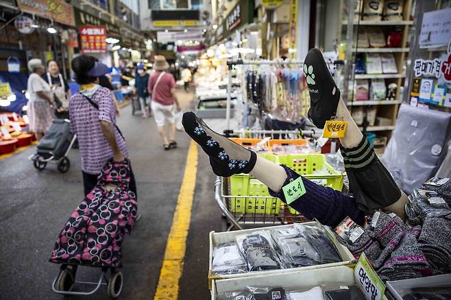 방신시장의 한 가게에 놓인 ‘발 마네킹’이 여러 보온용품을 신고 있다.