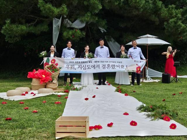 지난달 19일 경남 거제시 일운면 지심도에서 결혼식을 올린 신랑·신부들이 기념촬영을 하고 있다. 거제=박은경 기자