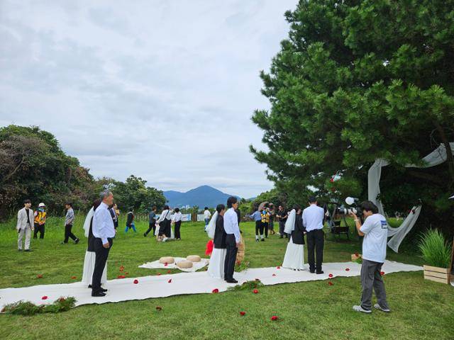 특화 섬 개발 사업을 추진하는 경남도는 지심도 중앙에 있는 500m 길이 활주로를 신랑·신부 행진길(버진로드)로 활용해 결혼식 특화 섬으로 조성했다. 거제=박은경 기자