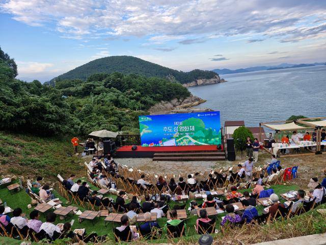 지난달 26일 경남 통영시 산양읍 추도에서 섬 영화제가 열리고 있다. 사흘간 열린 영화제에는 총 400여 명이 다녀갔다. 경남도 제공