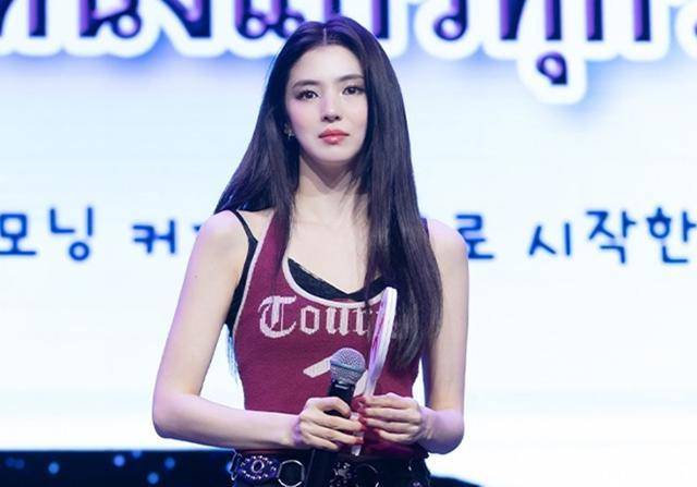 배우 한소희가 이준석 개혁신당 대표의 SNS 게시물에 '좋아요'를 눌렀다가 정치 성향을 드러냈다는 의혹에 휩싸였다. 나인아토 제공