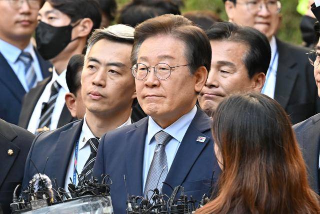 이재명 더불어민주당 대표가 2024년 11월 15일 서울 서초구 서울중앙지법에서 열린 공직선거법 위반 사건 관련 1심 선고 재판에서 징역 1년에 집행유예 2년을 선고받은 후 법정을 나서고 있다. 정다빈 기자