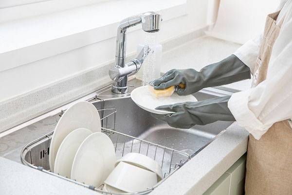 세제 사용량에 비해 제대로 헹구지 않는 사람이 많은데, 대충 헹궜다간 잔류 세제를 섭취할 수 있어 주의해야 한다.​/사진=클립아트코리아