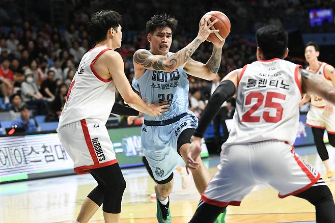 SK 골밑을 향해 돌파하는 케빈 켐바오. 사진=KBL 제공