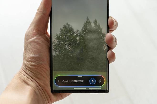 스마트폰 측면 버튼에 AI 기능을 기본 할당할 수 있다 / 출처=IT동아