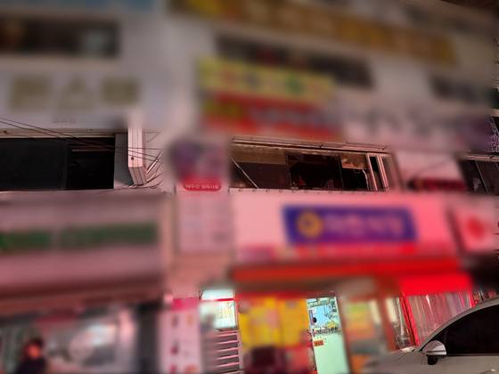 지난 7일 오전 1시 20분쯤 부산 영도구 동삼동의 한 건물 2층 노래연습장에서 불이 나 1명이 사망하고 6명이 다쳤다. 사진 부산경찰청