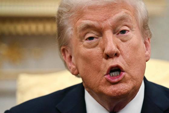 도널드 트럼프 미국 대통령이 7일(현지시간) 워싱턴 백악관 오벌 오피스에서 마크 카니 캐나다 총리와의 회담 도중 셧다운과 관련한 질문을 받고 그 책임을 민주당에 떠넘기는 취지의 답변을 하고 있다. AFP=연합뉴스