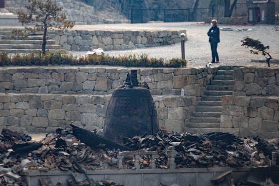 대형 산불이 발생한 지난 3월 27일 경북 의성군 고운사에서 연기가 피어오르고 있다. 산불로 국가지정 문화유산 보물로 지정된 고운사 가운루와 연수전 등이 전소됐다. 뉴스1