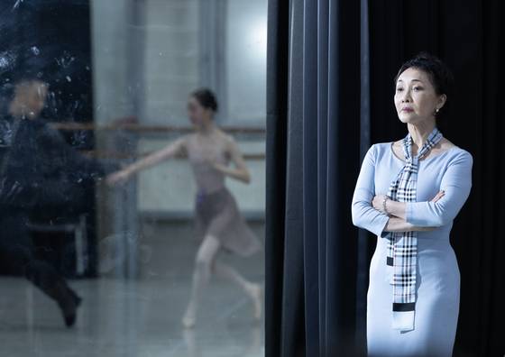 김선희 한예종 명예교수가 지난달 22일 서울 서초동 한국예술종합학교 무용원 연습실에서 열린 '인어공주' 리허설을 지휘하고 있다. 2001년 초연한 '인어공주'는 오는 10~12일 서울 장충동 국립극장에서 25주년 공연을 한다. 권혁재 기자.