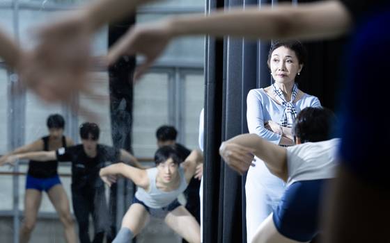 김선희 한예종 명예교수가 지난달 22일 서울 서초동 한국예술종합학교 무용원 연습실에서 열린 '인어공주' 리허설에서 무용수들을 살펴보고 있다. 이번 작품에는 김 교수의 제자인 유회웅과 김현웅이 재안무 및 협력안무에 참여했다. 권혁재 기자.